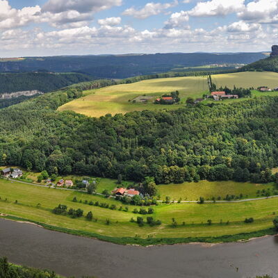 Bild vergrößern: Panoramabild der Schleife der Elbe in Königstein mit Blick auf dem Lilienstein