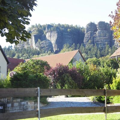 Bild vergrößern: Blick auf dem Pfaffenstein vom Garten des Vereinshaus Pfaffendorf