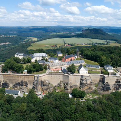 Bild vergrößern: Luftbild der Festung Königstein mit Lilienstein im Hintergrund