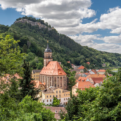 Bild vergrößern: Blick auf die Stadt Königstein mit Kirche und Festung im Hintgrund.