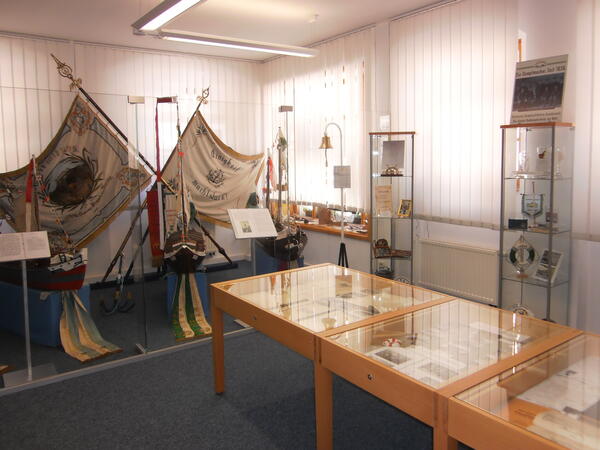 Bild vergrößern: Blick in der Ausstellung des Schiffervereins mit Schiffsmodellen