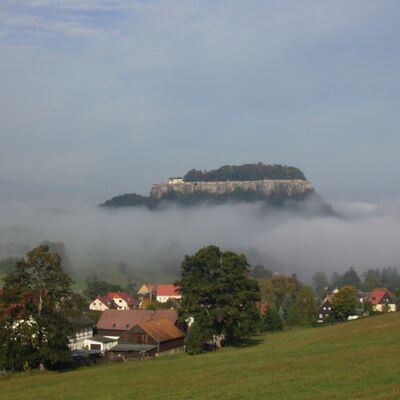 Bild vergrößern: Blick auf die Festung Königstein in Nebel aus Pfaffendorf