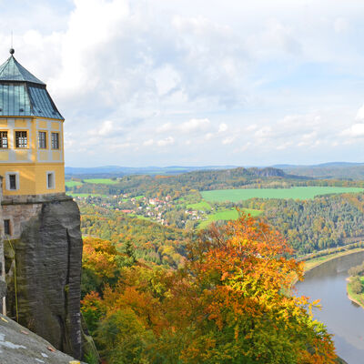 Bild vergrößern: Friedrichburg der Festung Königstein mit Blick auf dem Elbtal im Herbst