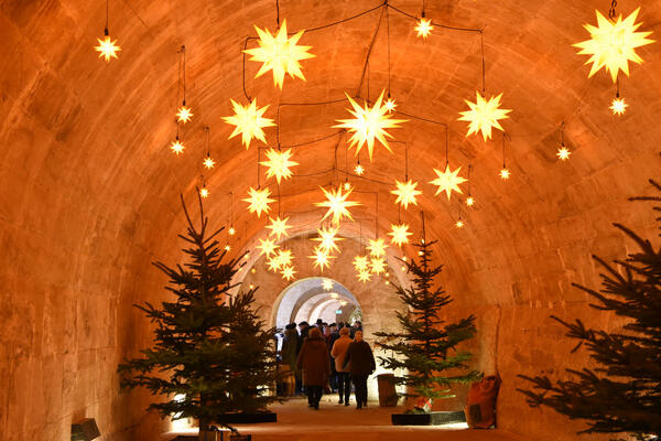 Bild vergrößern: Kasematte der Festung Königstein weihnachtlich geschmückt.