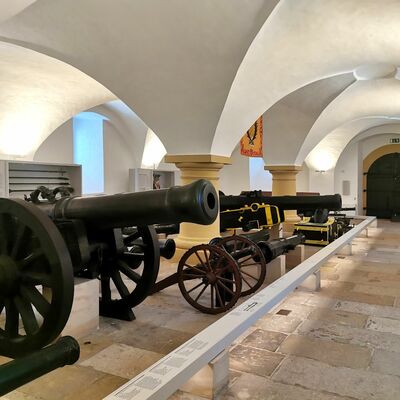 Bild vergrößern: Ausstellung im Alten Zeughaus mit Kanonen der Festung Königstein