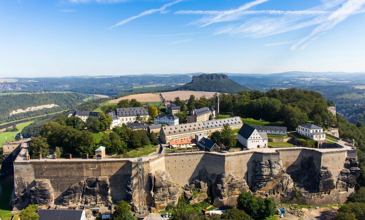Bild vergrößern: Luftbildaufnahme von der Festung Königstein und im Hintergrund der Lilienstein